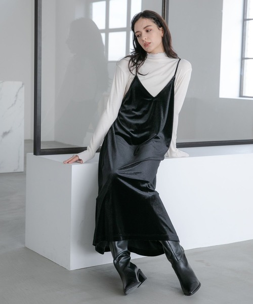 LAKOLE（ラコレ）の「ベロアキャミワンピース / 174828（ワンピース・レディース・ブラック/ブラウン系その他/ラベンダー・SMALL/MEDIUM）」の2枚目の写真