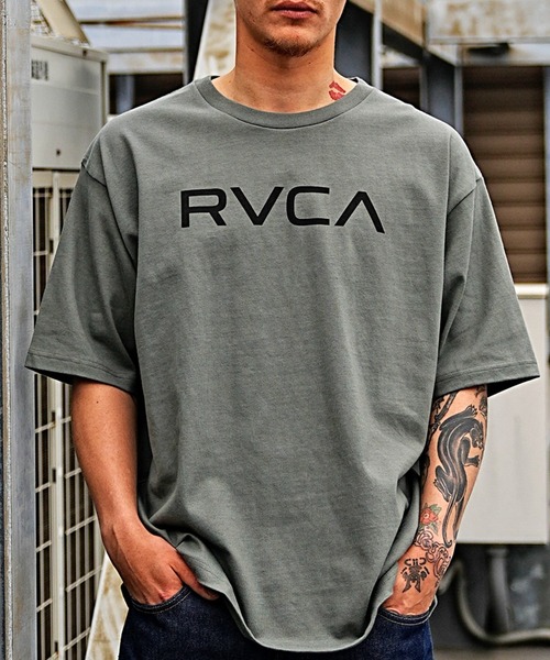 RVCA（ルーカ）の「【ムラサキスポーツ別注】RVCA/ルーカ バックプリントTシャツ クルーネックT/ルーズシルエット ロゴT/ピグメント加工 BD041-P21（Tシャツ/カットソー・メンズ・ダークオリーブ/スミクロ/ブラック/ホワイト・L/M/XL）」の4枚目の写真