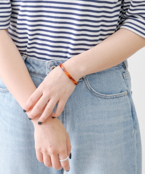 URBAN RESEARCH Sonny Label(アーバンリサーチサニーレーベル)の「アクリルナローバングル(バングル/リストバンド・レディース・ベージュ系その他/ブラウン系その他・ONE)」の1枚目の写真