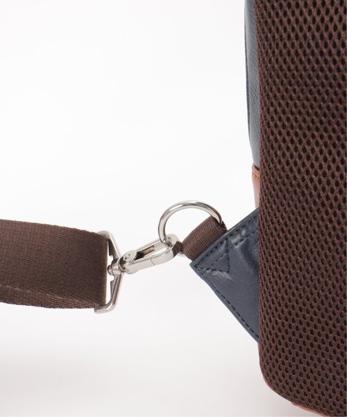 ikka（イッカ）の「GPレザータッチボディバッグ（ボディバッグ/ウエストポーチ・メンズ・ブラック/ダークブラウン/ネイビー・FREE）」の16枚目の写真