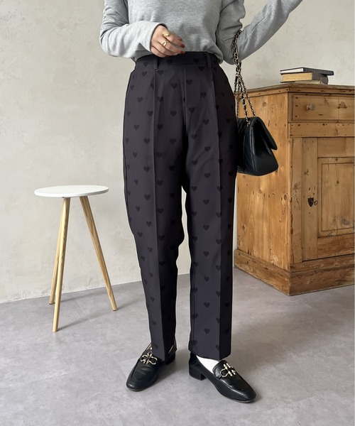 prose verse(プロズヴェール)の「ハート柄センタープレステーパードパンツ(その他パンツ・レディース・チャコール・MEDIUM/LARGE/MP/LP)」の3枚目の写真