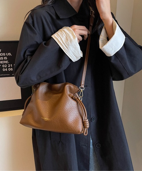 LA VORAGINE(ラ ヴォラジネ)の「フェイクレザー巾着ショルダーバッグ(ショルダーバッグ・レディース・アイボリー/ブラック/ブラウン/キャメル・FREE)」の18枚目の写真