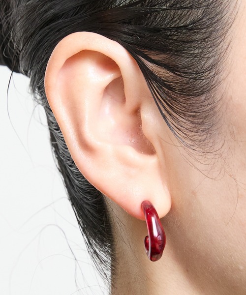 BUTTON＆CUFFLINKS（ボタンアンドカフリンクス）の「BUTTON＆CUFFLINKS　ボタンアンドカフリンクス：お花/ 変形 ピアス（ピアス（両耳用）・レディース・レッド/グリーン/レッド系その他/オフホワイト/イエロー・FREE）」の5枚目の写真