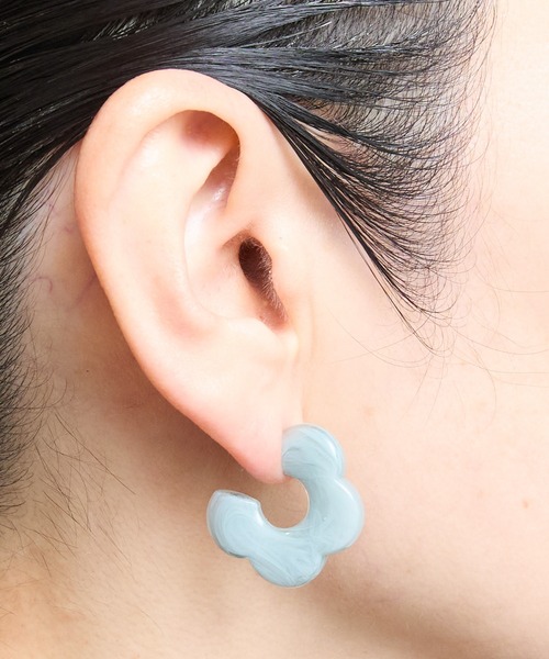 BUTTON＆CUFFLINKS（ボタンアンドカフリンクス）の「BUTTON＆CUFFLINKS　ボタンアンドカフリンクス：お花/ 変形 ピアス（ピアス（両耳用）・レディース・レッド/グリーン/レッド系その他/オフホワイト/イエロー・FREE）」の3枚目の写真