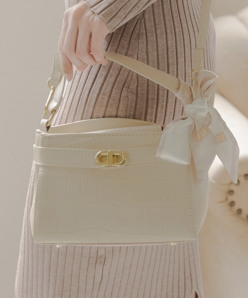 Julia Boutique(ジュリアブティック)の「スカーフ付きクロコ調スクエアミニバッグ/23610(ショルダーバッグ・レディース・ブラック/アイボリー・ONE)」の4枚目の写真
