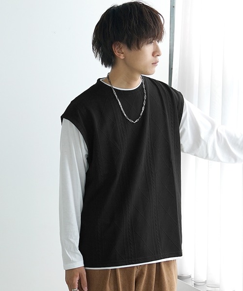 MinoriTY(マイノリティ)の「【MinoriTY】ケーブル柄フクレJQDフェイクベスト(ベスト・メンズ・チャコール/グレイッシュベージュ/ブラック・M/LL/L)」の1枚目の写真