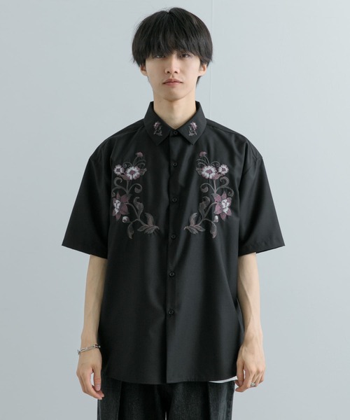 SENSE OF PLACE by URBAN RESEARCH（センスオブプレイスバイアーバンリサーチ）の「ボタニカルシシュウシャツ(5分袖)（シャツ/ブラウス・メンズ・ホワイト/ブラック/グレー・LARGE/MEDIUM）」の4枚目の写真