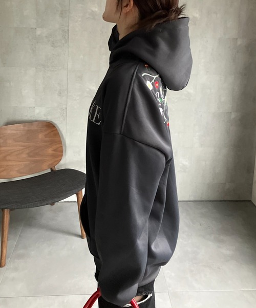 CREARE -LINO-(クレアーレリノ)の「新色追加<ユニセックス商品> フラワー刺繍トップス/フーディー/パーカー(パーカー・レディース・ブラック/グレー/チャコールグレー/ベージュ/オフホワイト・MEDIUM/LARGE/X-LARGE/XX-LARGE)」の12枚目の写真