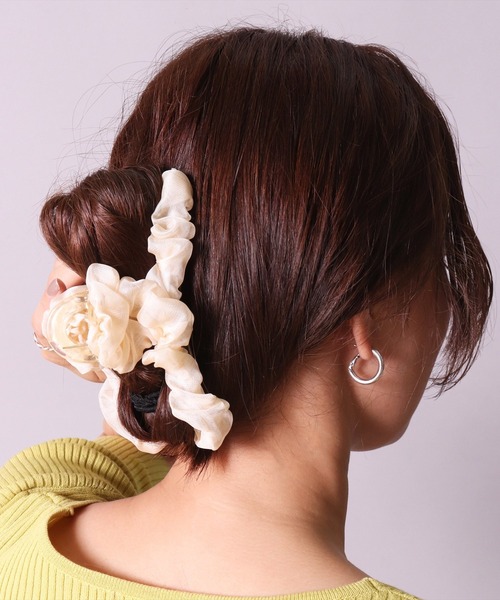 BAYBLO（ベイブロ）の「(SB)オーガンジー シュシュ バンス ヘアクリップ（バレッタ/ヘアクリップ・レディース・グレー/グレイッシュベージュ/ブラック/アイボリー・ONE SIZE）」の2枚目の写真