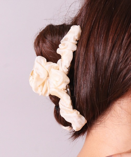 BAYBLO（ベイブロ）の「(SB)オーガンジー シュシュ バンス ヘアクリップ（バレッタ/ヘアクリップ・レディース・グレー/グレイッシュベージュ/ブラック/アイボリー・ONE SIZE）」の6枚目の写真