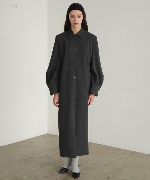 CLANE(クラネ)の「POWER SHOULDER CHECK SHIRT ONEPIECE(ワンピース・レディース・ベージュ/グレー・1/2)」の2枚目の写真