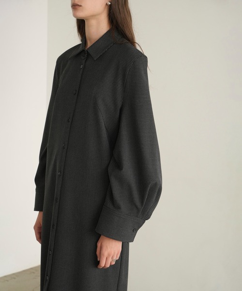 CLANE(クラネ)の「POWER SHOULDER CHECK SHIRT ONEPIECE(ワンピース・レディース・ベージュ/グレー・1/2)」の14枚目の写真
