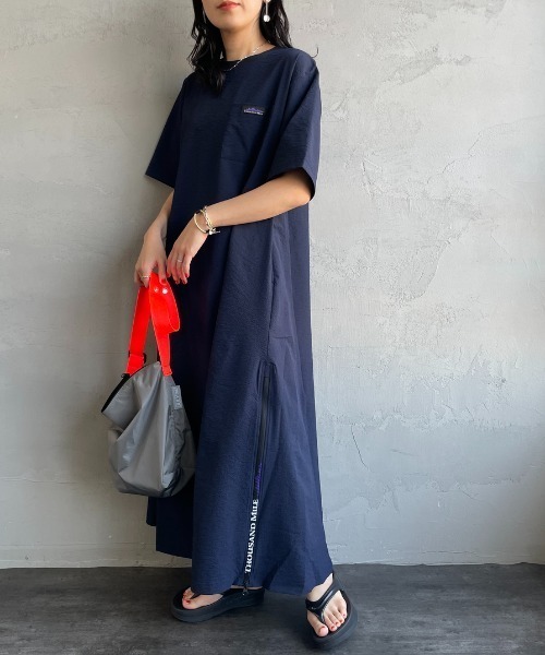 THOUSAND MILE（サウザンドマイル）の「[THOUSAND MILE/サウザンド マイル] 別注 シアサッカー ロゴジップ ショートスリーブワンピース（ワンピース・レディース・ブラック/ベージュ/ネイビー・F）」の3枚目の写真