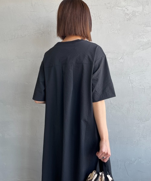 THOUSAND MILE（サウザンドマイル）の「[THOUSAND MILE/サウザンド マイル] 別注 シアサッカー ロゴジップ ショートスリーブワンピース（ワンピース・レディース・ブラック/ベージュ/ネイビー・F）」の12枚目の写真