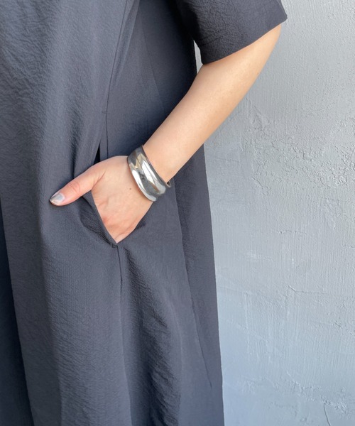 THOUSAND MILE（サウザンドマイル）の「[THOUSAND MILE/サウザンド マイル] 別注 シアサッカー ロゴジップ ショートスリーブワンピース（ワンピース・レディース・ブラック/ベージュ/ネイビー・F）」の18枚目の写真