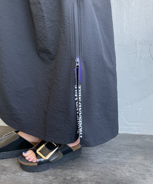 THOUSAND MILE（サウザンドマイル）の「[THOUSAND MILE/サウザンド マイル] 別注 シアサッカー ロゴジップ ショートスリーブワンピース（ワンピース・レディース・ブラック/ベージュ/ネイビー・F）」の20枚目の写真