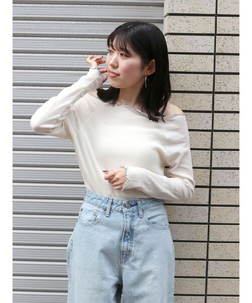 Ungrid(アングリッド)の「オフショルデザインロングスリーブTee(Tシャツ/カットソー・レディース・アイボリー/ブラック/ブラウン・FREE)」の2枚目の写真