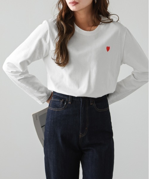 AMELY（エミリー）の「ワンポイントハート刺繍 ロンT（Tシャツ/カットソー・レディース・ホワイト×レッド/ホワイト×ブラック/ブラック×ホワイト/グレー系その他・フリー）」の5枚目の写真