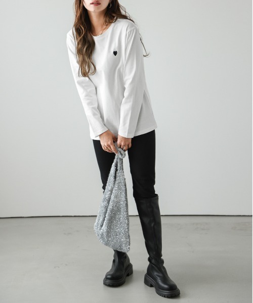 AMELY（エミリー）の「ワンポイントハート刺繍 ロンT（Tシャツ/カットソー・レディース・ホワイト×レッド/ホワイト×ブラック/ブラック×ホワイト/グレー系その他・フリー）」の10枚目の写真