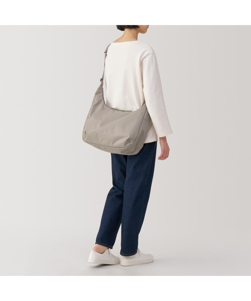無印良品（ムジルシリョウヒン）の「撥水２ＷＡＹワンショルダーバッグ（ショルダーバッグ・レディース・ダークベージュ/ライトグリーン/ブラック・FREE）」の6枚目の写真