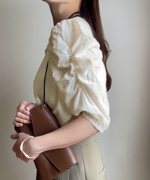 junoah(ジュノア)の「バイカラーリップルギャザースリーブトップス(シャツ/ブラウス・レディース・ホワイト系その他/ホワイト系その他2/ブラック・SMALL/MEDIUM/LARGE)」の5枚目の写真