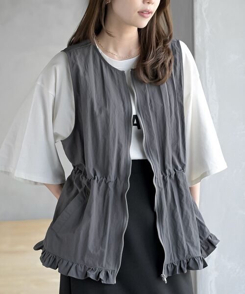 rps（アールピーエス）の「ナイロン裾フリルＺＩＰベスト（ベスト・レディース・ブラック/チャコールグレー・フリー）」の2枚目の写真