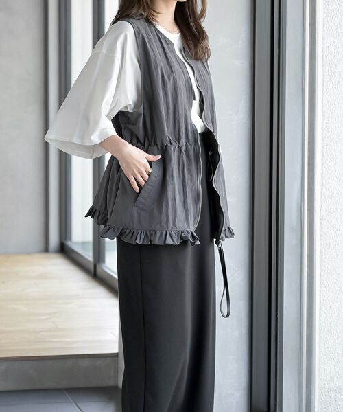 rps（アールピーエス）の「ナイロン裾フリルＺＩＰベスト（ベスト・レディース・ブラック/チャコールグレー・フリー）」の4枚目の写真