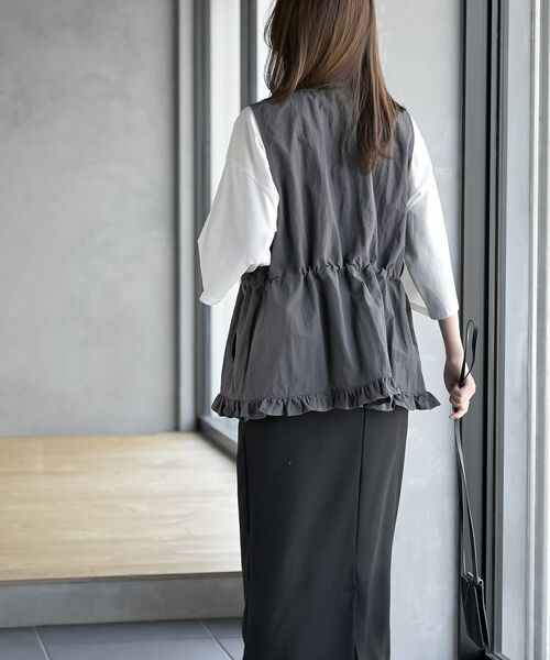 rps（アールピーエス）の「ナイロン裾フリルＺＩＰベスト（ベスト・レディース・ブラック/チャコールグレー・フリー）」の5枚目の写真