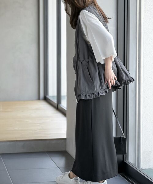 rps（アールピーエス）の「ナイロン裾フリルＺＩＰベスト（ベスト・レディース・ブラック/チャコールグレー・フリー）」の6枚目の写真