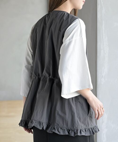 rps（アールピーエス）の「ナイロン裾フリルＺＩＰベスト（ベスト・レディース・ブラック/チャコールグレー・フリー）」の8枚目の写真