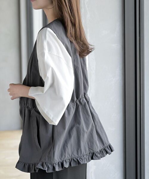 rps（アールピーエス）の「ナイロン裾フリルＺＩＰベスト（ベスト・レディース・ブラック/チャコールグレー・フリー）」の9枚目の写真