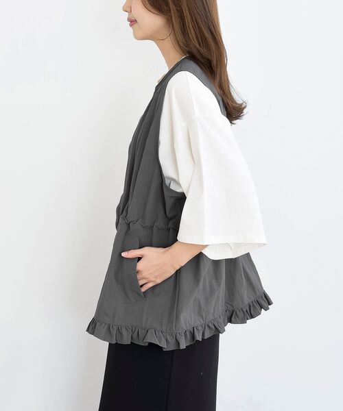 rps（アールピーエス）の「ナイロン裾フリルＺＩＰベスト（ベスト・レディース・ブラック/チャコールグレー・フリー）」の19枚目の写真