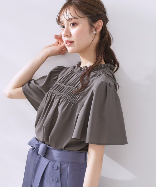 couture brooch(クチュールブローチ)の「【二の腕カバー・通勤】シャーリングシアーブラウス(シャツ/ブラウス・レディース・ライトグレー/チャコールグレー/ブルー・36/38/40/42)」の2枚目の写真