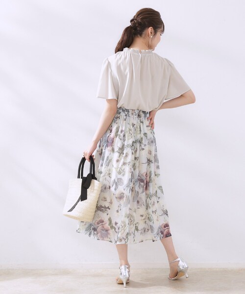 couture brooch(クチュールブローチ)の「【二の腕カバー・通勤】シャーリングシアーブラウス(シャツ/ブラウス・レディース・ライトグレー/チャコールグレー/ブルー・36/38/40/42)」の6枚目の写真