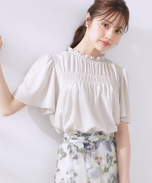 couture brooch(クチュールブローチ)の「【二の腕カバー・通勤】シャーリングシアーブラウス(シャツ/ブラウス・レディース・ライトグレー/チャコールグレー/ブルー・36/38/40/42)」の7枚目の写真