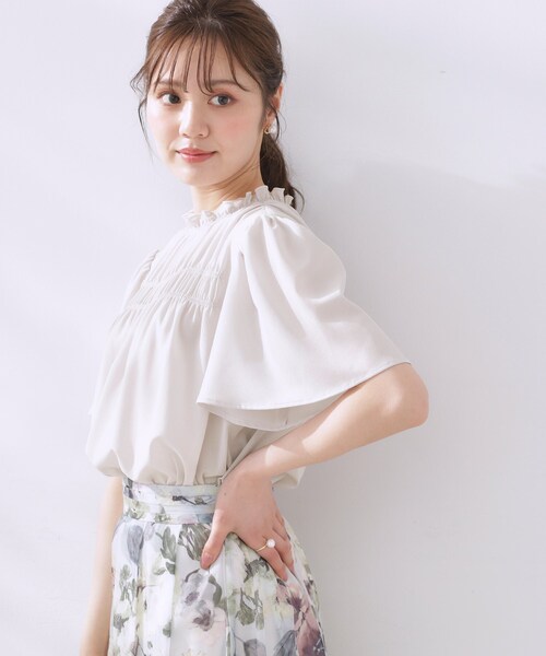 couture brooch(クチュールブローチ)の「【二の腕カバー・通勤】シャーリングシアーブラウス(シャツ/ブラウス・レディース・ライトグレー/チャコールグレー/ブルー・36/38/40/42)」の8枚目の写真