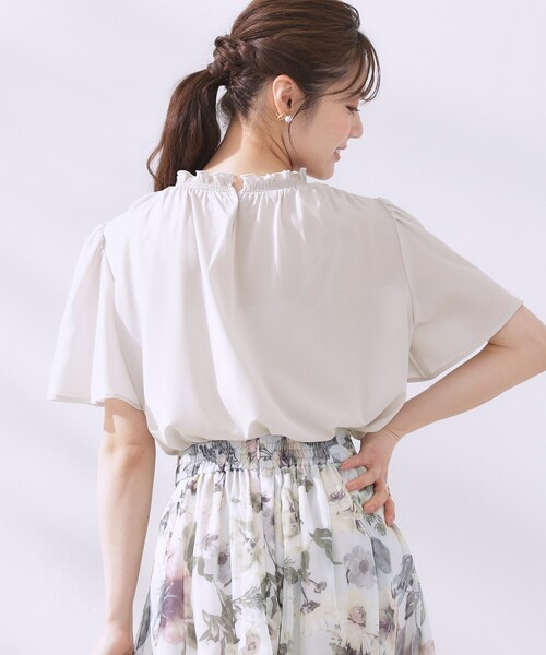 couture brooch(クチュールブローチ)の「【二の腕カバー・通勤】シャーリングシアーブラウス(シャツ/ブラウス・レディース・ライトグレー/チャコールグレー/ブルー・36/38/40/42)」の9枚目の写真