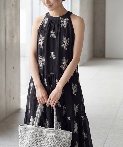 STYLE DELI(スタイルデリ)の「ミモザ刺繍のホルターネックティアードワンピース(ワンピース・レディース・ブラック・FREE)」の3枚目の写真