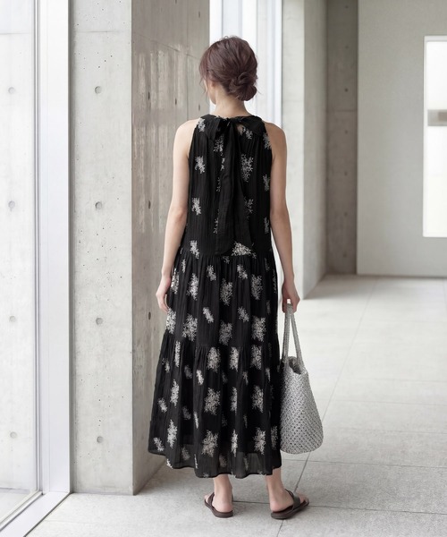 STYLE DELI(スタイルデリ)の「ミモザ刺繍のホルターネックティアードワンピース(ワンピース・レディース・ブラック・FREE)」の5枚目の写真