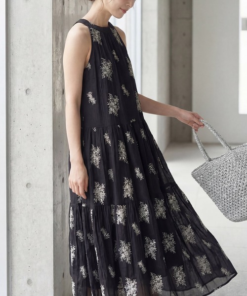 STYLE DELI(スタイルデリ)の「ミモザ刺繍のホルターネックティアードワンピース(ワンピース・レディース・ブラック・FREE)」の6枚目の写真