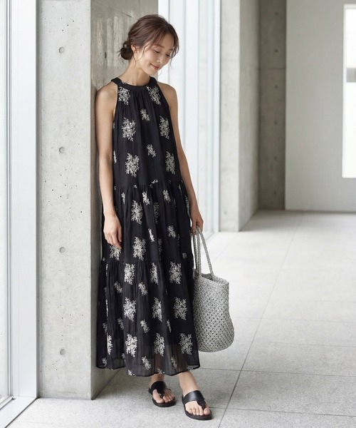 STYLE DELI(スタイルデリ)の「ミモザ刺繍のホルターネックティアードワンピース(ワンピース・レディース・ブラック・FREE)」の13枚目の写真