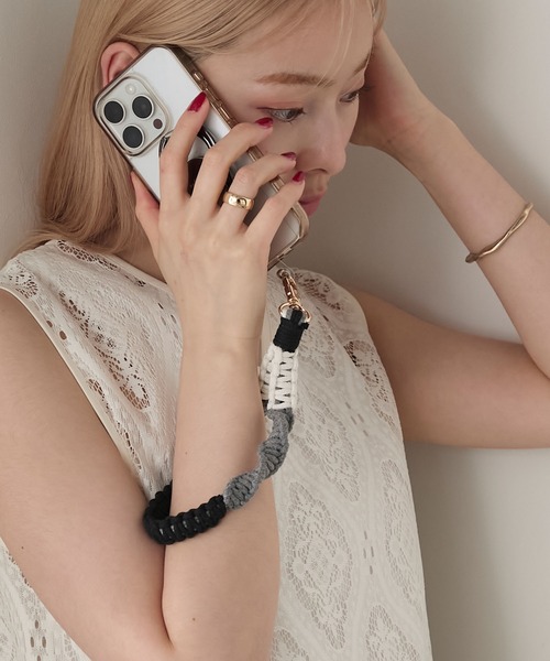 forksy.(フォルクシー)の「【forksy.】カラーマクラメツイスト ショートストラップ(スマホグッズ・レディース・グリーン系/ピンク系/パープル系/ブルー系/ブラック系・FREE)」の2枚目の写真