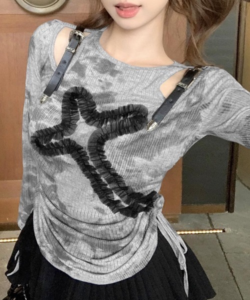 REMUR(レミュール)の「サイドシャーリングクロス柄長袖トップス 肩ベルト付き(Tシャツ/カットソー・レディース・グレー・M)」の3枚目の写真