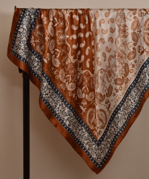 TONE SELECT GOODS（トーンセレクトグッズ）の「【resonance】ペイズリー柄 アシンメトリー シルクタッチ 大判スカーフ【マルチウェイ】（バンダナ/スカーフ・レディース・ネイビー系/イエロー系/レッド系/ブラック系/ブラウン系・FREE）」の2枚目の写真