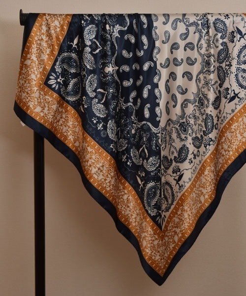 TONE SELECT GOODS（トーンセレクトグッズ）の「【resonance】ペイズリー柄 アシンメトリー シルクタッチ 大判スカーフ【マルチウェイ】（バンダナ/スカーフ・レディース・ネイビー系/イエロー系/レッド系/ブラック系/ブラウン系・FREE）」の3枚目の写真