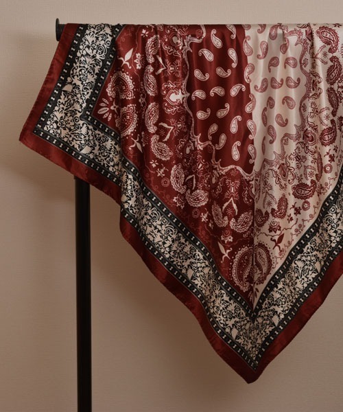 TONE SELECT GOODS（トーンセレクトグッズ）の「【resonance】ペイズリー柄 アシンメトリー シルクタッチ 大判スカーフ【マルチウェイ】（バンダナ/スカーフ・レディース・ネイビー系/イエロー系/レッド系/ブラック系/ブラウン系・FREE）」の5枚目の写真