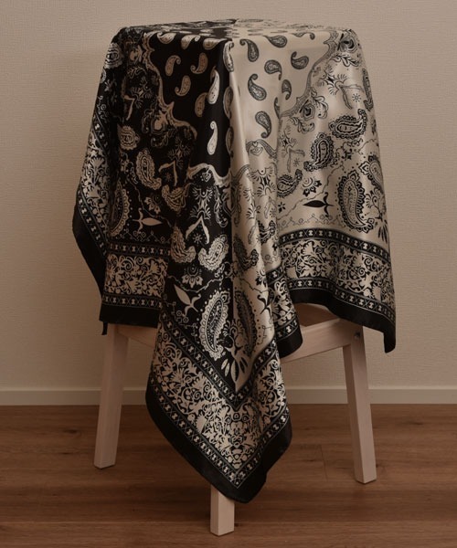 TONE SELECT GOODS（トーンセレクトグッズ）の「【resonance】ペイズリー柄 アシンメトリー シルクタッチ 大判スカーフ【マルチウェイ】（バンダナ/スカーフ・レディース・ネイビー系/イエロー系/レッド系/ブラック系/ブラウン系・FREE）」の6枚目の写真