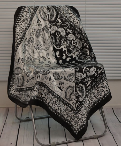 TONE SELECT GOODS（トーンセレクトグッズ）の「【resonance】ペイズリー柄 アシンメトリー シルクタッチ 大判スカーフ【マルチウェイ】（バンダナ/スカーフ・レディース・ネイビー系/イエロー系/レッド系/ブラック系/ブラウン系・FREE）」の7枚目の写真