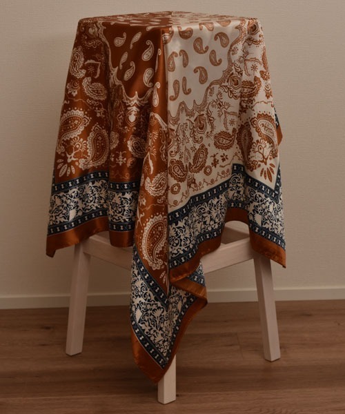 TONE SELECT GOODS（トーンセレクトグッズ）の「【resonance】ペイズリー柄 アシンメトリー シルクタッチ 大判スカーフ【マルチウェイ】（バンダナ/スカーフ・レディース・ネイビー系/イエロー系/レッド系/ブラック系/ブラウン系・FREE）」の8枚目の写真