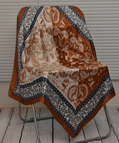 TONE SELECT GOODS（トーンセレクトグッズ）の「【resonance】ペイズリー柄 アシンメトリー シルクタッチ 大判スカーフ【マルチウェイ】（バンダナ/スカーフ・レディース・ネイビー系/イエロー系/レッド系/ブラック系/ブラウン系・FREE）」の9枚目の写真